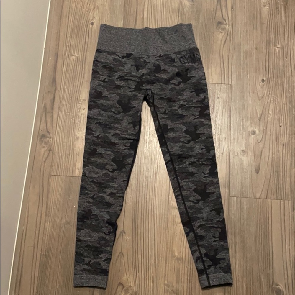 Gym shark leggings